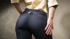 再生 タイトな作業ズボンを履いた完璧なアジア人が目に見えるパンティラインをからかう
