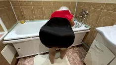 Играть Мачеха специально нагнулась, чтобы пасынок захотел трахнуть ее в задницу