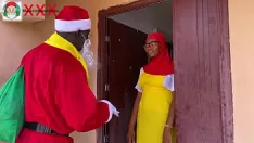 Reproducir Nigeria papá noel intercambia regalos con una universitaria que acaba de regresar del internado para pasar las vacaciones de navidad