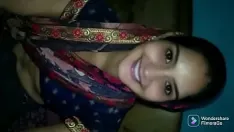 Jouer Un livreur de pizza a trouvé une fille chaude indienne seule et l'a baisée.