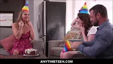 चलाएँ कभी भी - किशोर सौतेली बहनें किसी भी समय जन्मदिन पर सौतेले पिता के लिए सेक्स कर सकती हैं - मिया के, लोला माई, सार्जेंट माइल्स