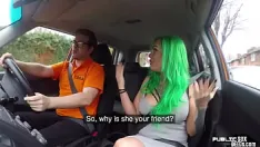Reproducir Conductor de coche de pelo verde follado en pov por el instructor