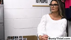 Afspelen Rondborstige milf mandy rhea neukt beveiligingsagenten bigcock op bureau