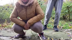 Jouer Une milf courbée dépravée en leggings s'accroupit et pisse à côté de moi
