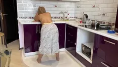 Oynat Üvey anne mutfakta kıçına penis alıyor ve iyi bir anal deliğin uzatılmasını istiyor