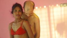 Jouer Uttaran20 - un mec excité joue avec une étudiante bengali et se fait sucer les seins nucaraux par le sexe deshi
