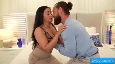 Afspelen Sexy natuurlijke grote tieten brunette rijpe slet sheena ryder verleidt haar buurman voor een goede en snelle neukbeurt
