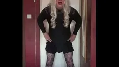 Riproduci Un travestito bisessuale si inginocchia per ingoiare la tua pipì mentre viene filmato