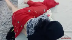 播放 因为监控摄像头，我继姐的真相被曝光，她被抓到戴着头巾和我朋友做爱