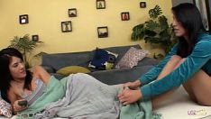 Reproduzir Depois de admitir sua paixão, as garotas acabam transando fazendo a lésbica sessenta e nove mais perfeita de todos os tempos