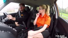 Abspielen Vollbusige bj-milf fickt ihren fahrschüler draußen im auto