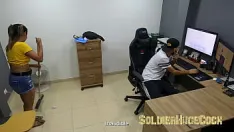 Oynat Ofisimi temizlememe yardım eden bir arkadaşım var ama beni seksle suçlamak istiyor ve beni baştan çıkarmaya başlıyor / gaby jimenez