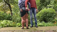 Jouer Chubby amateur milf pisse en plein air