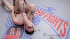 Reproducir La morena caliente Charlotte Sartre en una intensa lucha libre desnuda y juego de pies