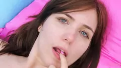 Abspielen Heißes Solo-Vorsprechen der brünetten Teenie-Bombe Valentina Jade