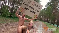 Reproducir ¡Protesta de Tesla desnuda! Kitty Blair se ensucia al aire libre con Andy Star