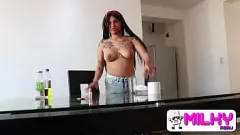 تشغيل النافورات فتاة التسليم الفنزويلية أثناء تنظيف ديك بلدي
