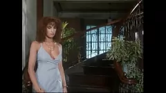 تشغيل امرأة سمراء في سن المراهقة ياسمين كس مثالي في بوف اللسان