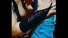 Oynat Çılgın karı, hardcore üçlüsü yabancılara oral seks verir