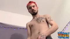Abspielen Tätowierter Rotkopf -Tschad -Turner kann einem Handjob und einem heißen Cumshot nicht widerstehen