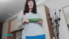 Putar Brunette Milf's Creamy Pussy bocor di seluruh mentimun di sesi solo