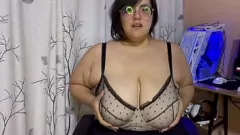 चलाएँ चश्मा में chubby श्यामला लैटिना सेक्स खिलौने के साथ एक मैला टिटजॉब देता है