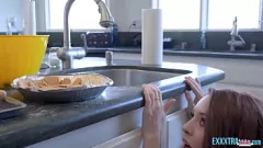 Riproduci Petite adolescente Madi Collins diventa duro e eccitato con Michael Swayze