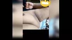 Jouer Économisez le visionnage d'une femme mariée sans assistance lors d'un appel d'enregistrement vidéo