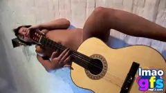 تشغيل امرأة سمراء ساخنة بولز المتوسطة الثدي وجمل مكشوفة مع الغيتار