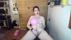 Reproduzir Embassi italiano Curvy Italian Nicoletta tem um orgasmo de estalos de balão