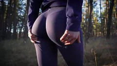 Reproduzir Latina milf em calças de ioga exibindo sua bunda perfeita na floresta