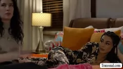 Oynat TS Eva Maxim yalıyor ve Fucks Anna de Villes 'Pussy