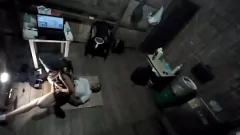 Jouer Mon demi-soeur militaire rentre à la maison pour des vacances! Elle est chaude et excitée après des mois sans homme - baise sur le sol