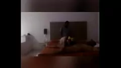 चलाएँ तंग पत्नी एक भाप से भरे त्रिगुट में गड़बड़ हो जाती है