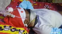 Reproduzir Experimente o melhor presente de Natal, pois esta linda adolescente magra de ébano se delicia com um creampie mais doce do que o normal com seu homem na véspera de Natal, terminando em um bukkake quente cheio de porra