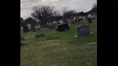 Reproducir Un espeluznante paseo por el cementerio captura un misterioso orbe verde que explota en el suelo, revelando una anomalía desconocida