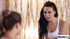 Играть Страстная лесбийская инструктор по йоге сквиртит на весь рот своей ученицы в сцене горячего орального секса