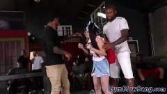 Abspielen MILF Marica Hase lässt sich in diesem Blowbang-Porno die Muschi lecken und lutscht einen riesigen Schwanz