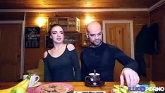Abspielen Heiße junge Brünette Olga wird mit einem großen Sashay in ihren Arsch gefickt