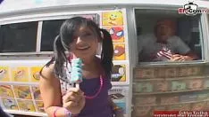 Reproducir Adolescente de tetas moderadas missy en patines se da la vuelta para sexo en el coche