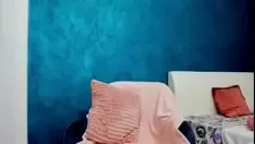 Oynat Alondra, dışarıdan gelen şıklıklarla vajinasına dokunuyor
