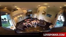 Redare Cameră de televiziune secretă într-o închiriere unde ocupă un grup de sex