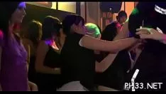 Oynat Yong missy, karaya oturmuş oyuncakta gece sunucusu tarafından sırt üstü yattı