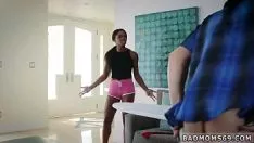 Reproducir Frotar una tina de baño milf tirón sobreprotege la interacción fundamental racial