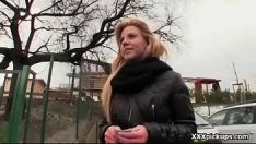 Abspielen Süsser Teenie Euro Laie macht Urlauber für einen verdammten Fick und Euro 09