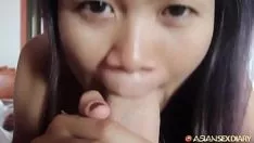 Abspielen Einsame gehörnte asiatische Milf lässt Urlaubersuche verkörpern und benutzt ihre heiße Sprache